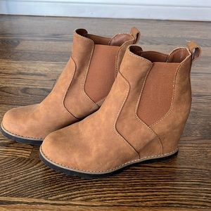 Womens platform brown ankle boot. Never worn